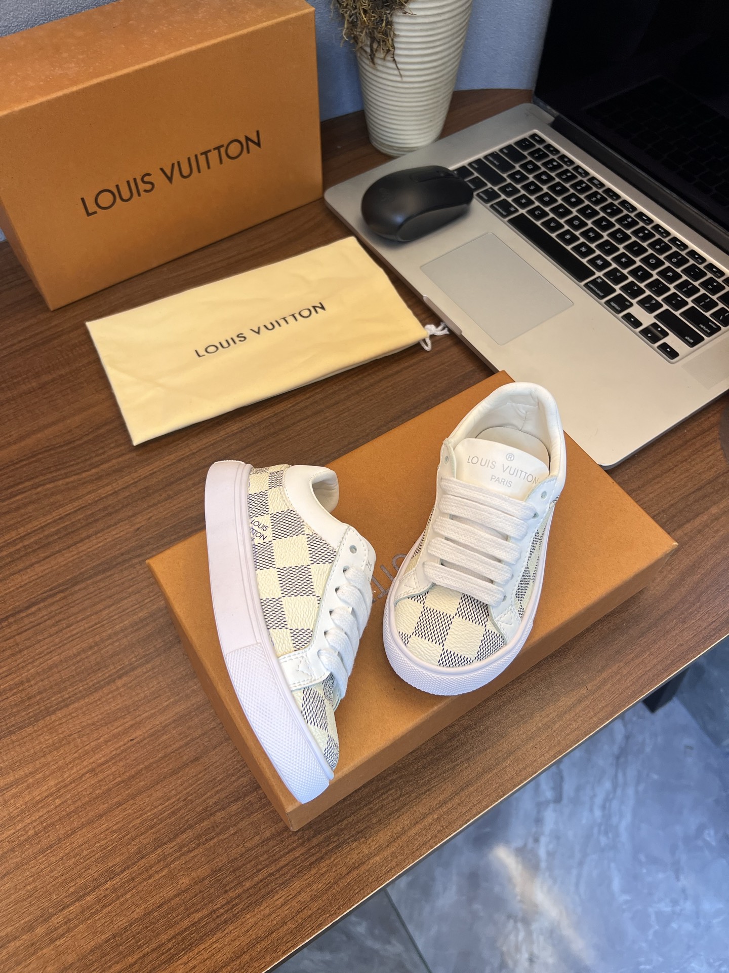 Children's shoes child